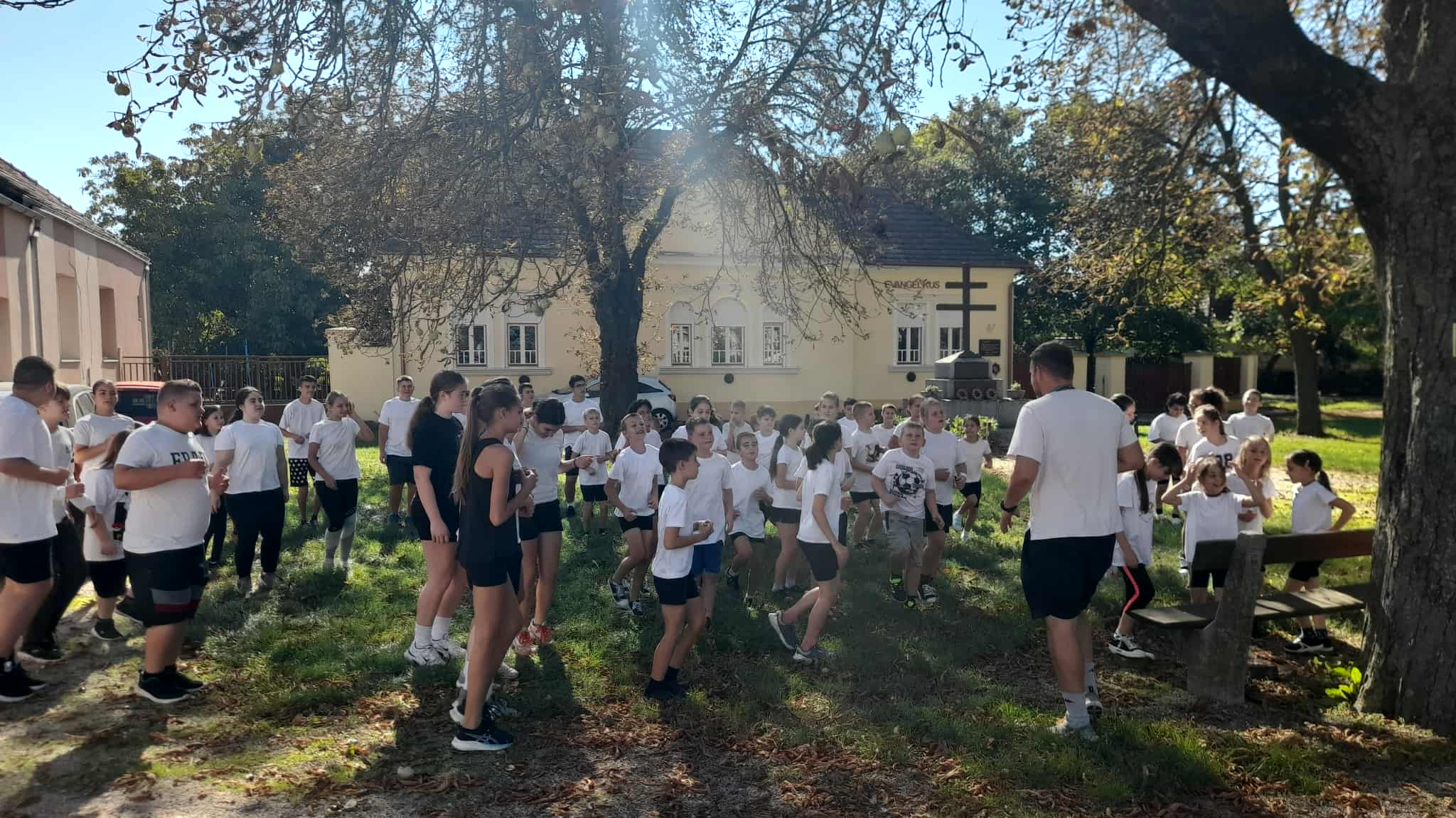 MOZGÁSBAN AZ ISKOLA