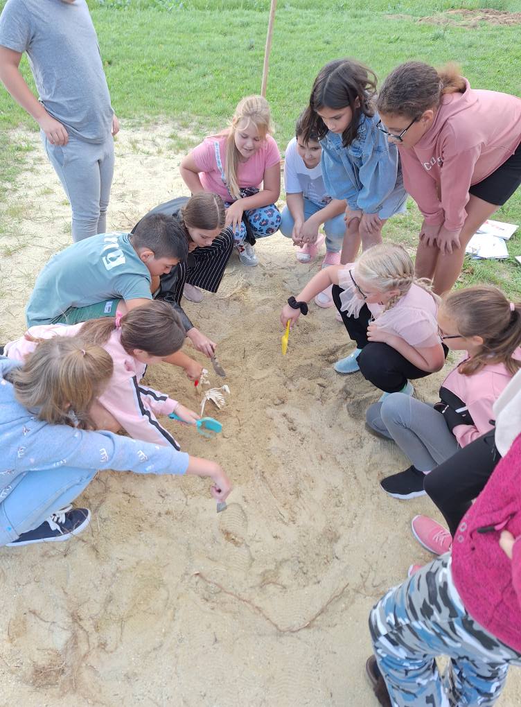 RÉGÉSZET A TÁVOLUGRÓ GÖDÖRBEN